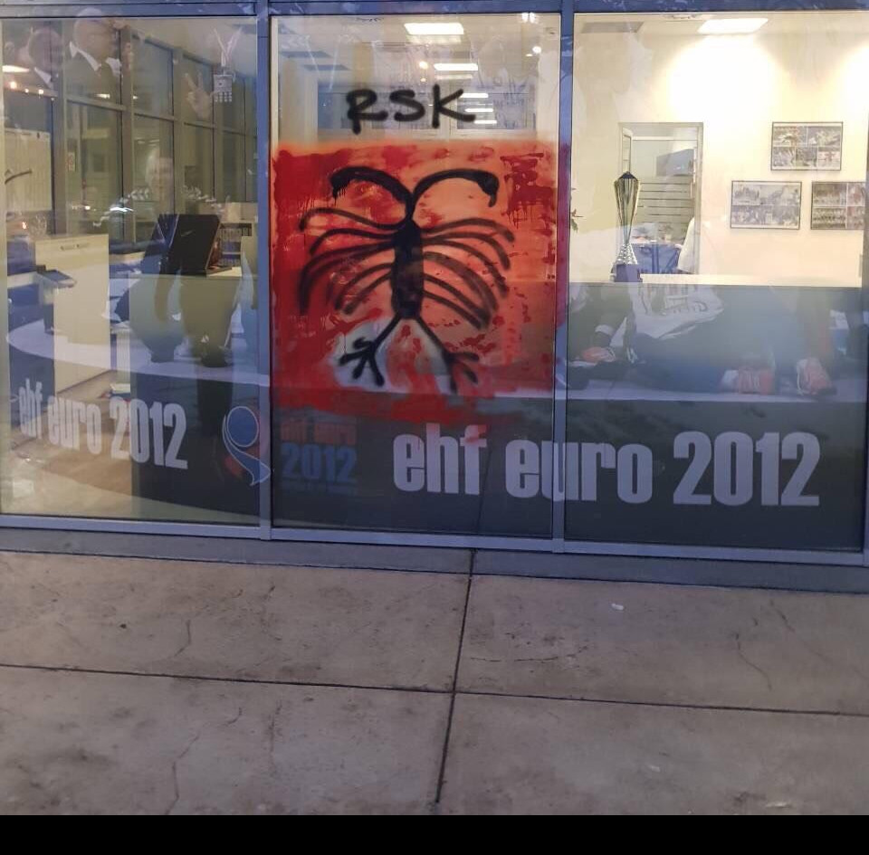 NAPAD NA PROSTORIJE RSS: Huligani nacrtali albansku zastavu i grafit "NO HIMNA, NO PARTI" 